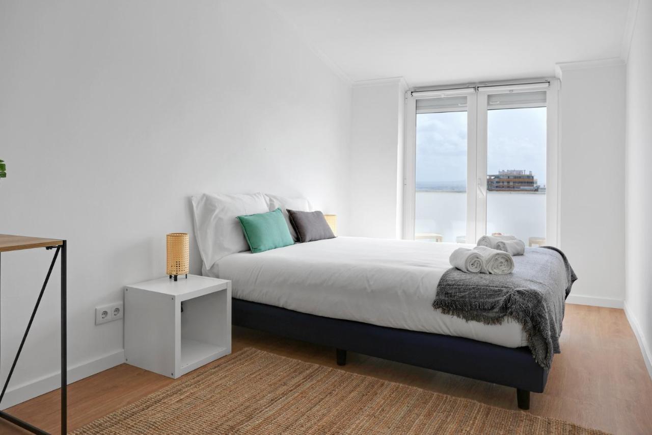 Sunny 2 Bedroom Apartment In Almada - Balconies With River View Екстериор снимка