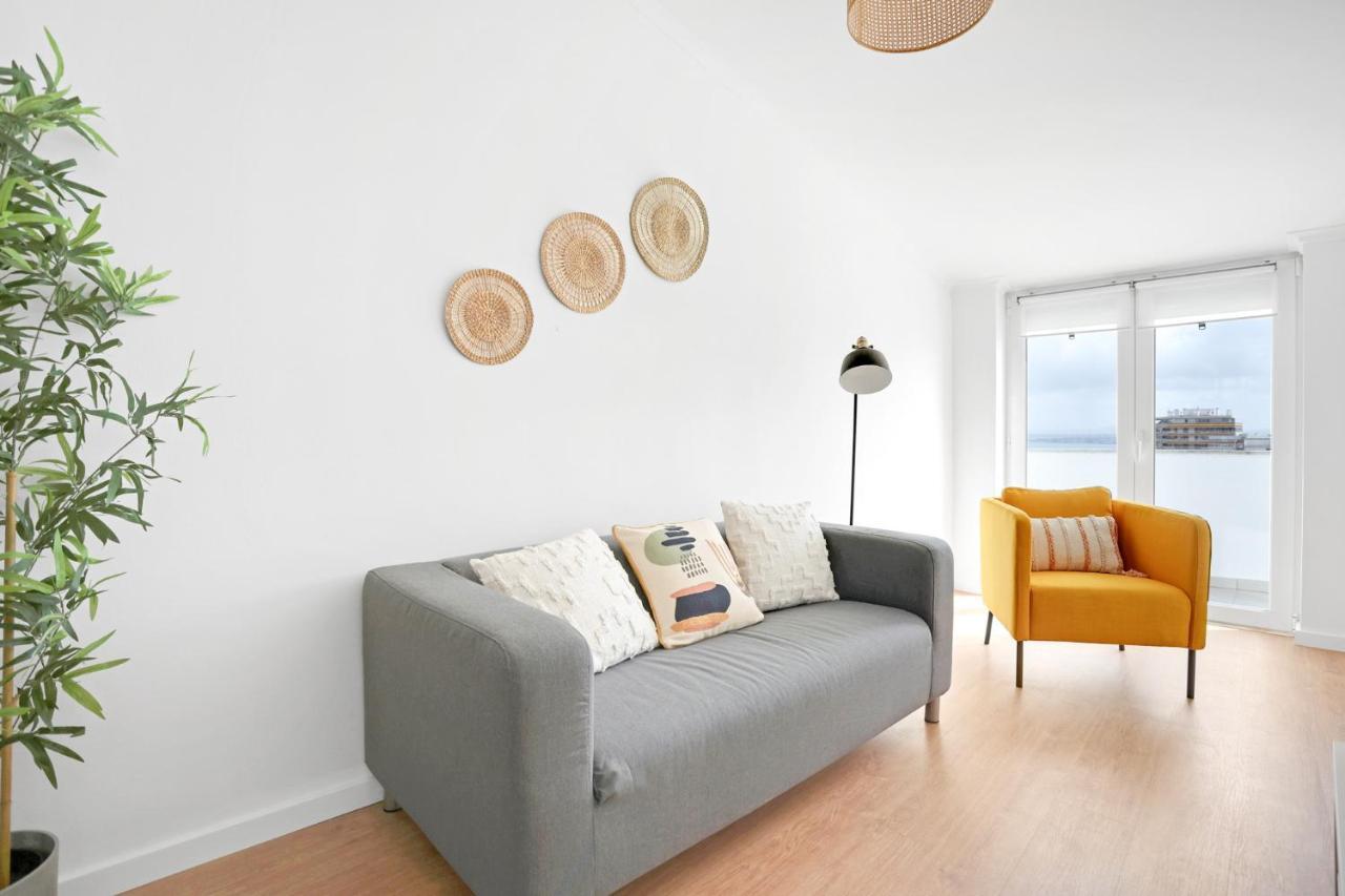 Sunny 2 Bedroom Apartment In Almada - Balconies With River View Екстериор снимка