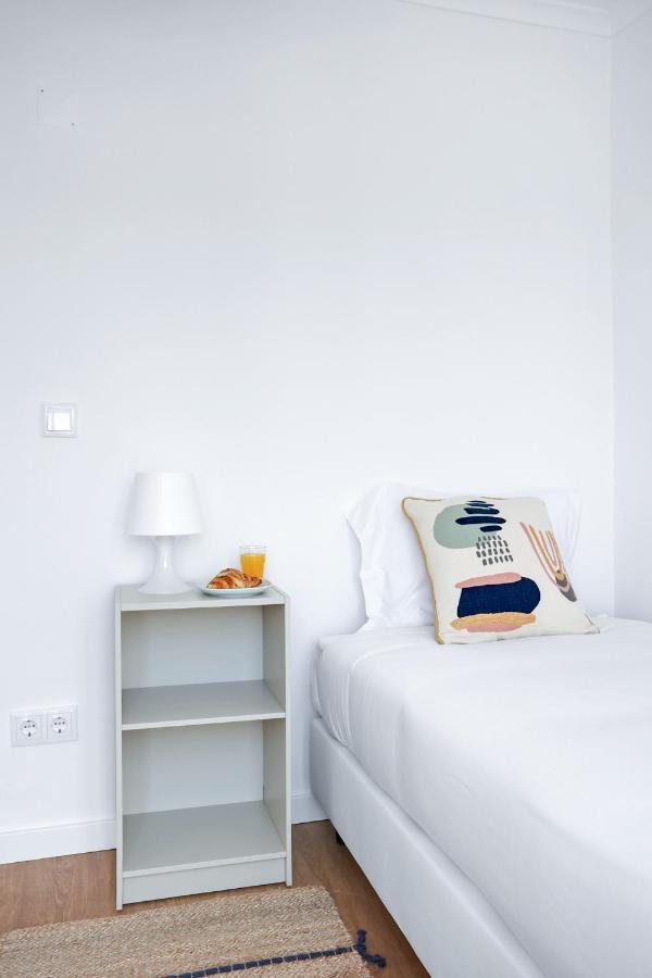 Sunny 2 Bedroom Apartment In Almada - Balconies With River View Екстериор снимка
