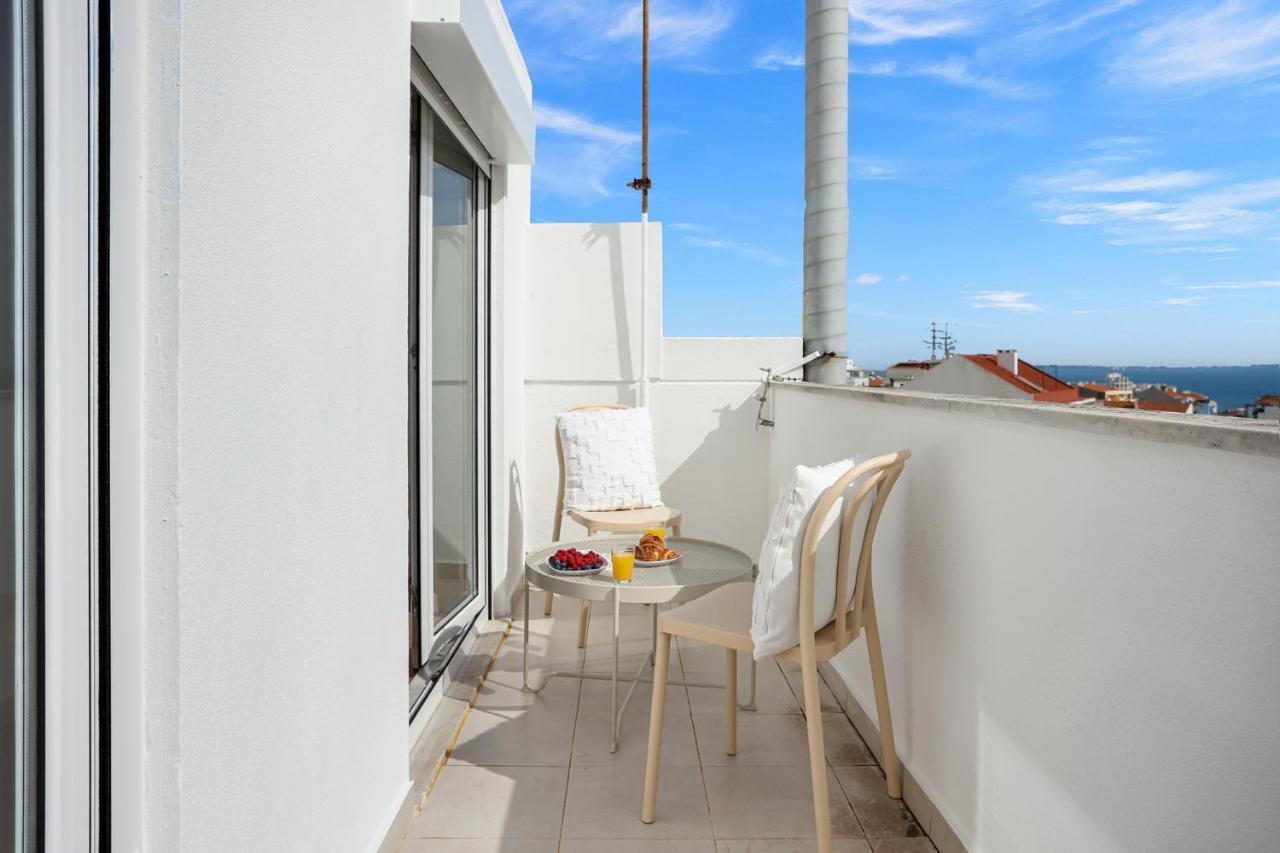 Sunny 2 Bedroom Apartment In Almada - Balconies With River View Екстериор снимка