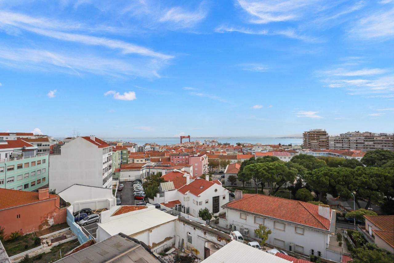 Sunny 2 Bedroom Apartment In Almada - Balconies With River View Екстериор снимка
